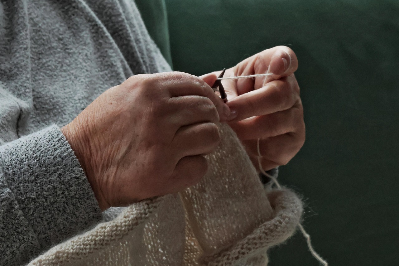 services-02 knit, hobby, leisure time, woman, wool, knitting needles, fashion, lifestyle, handwork